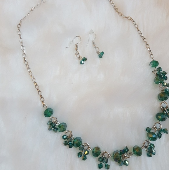 🆕‎ Silver & Iridescent Green Crystal Necklace Set - Picture 3 of 5